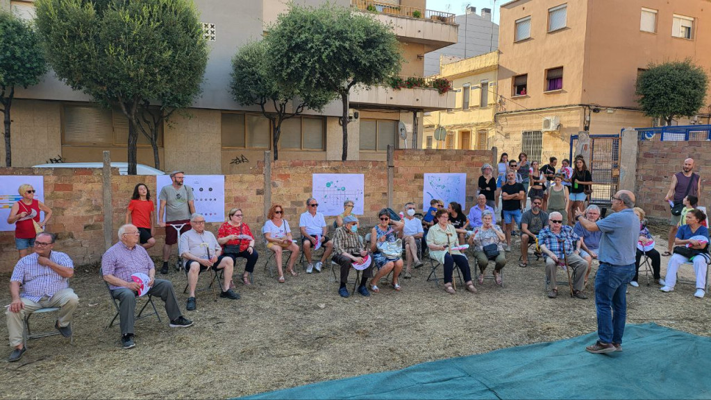 Explicació als assistents de la nova plaça