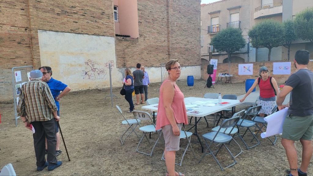 Explicació als assistents de la nova plaça