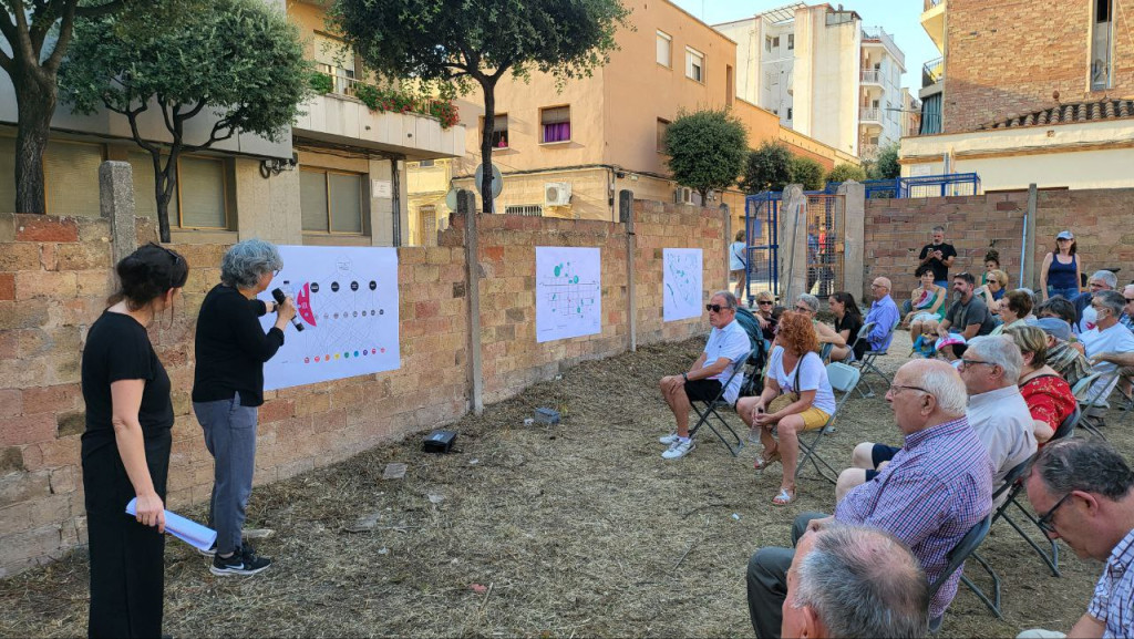 Explicació als assistents de la nova plaça