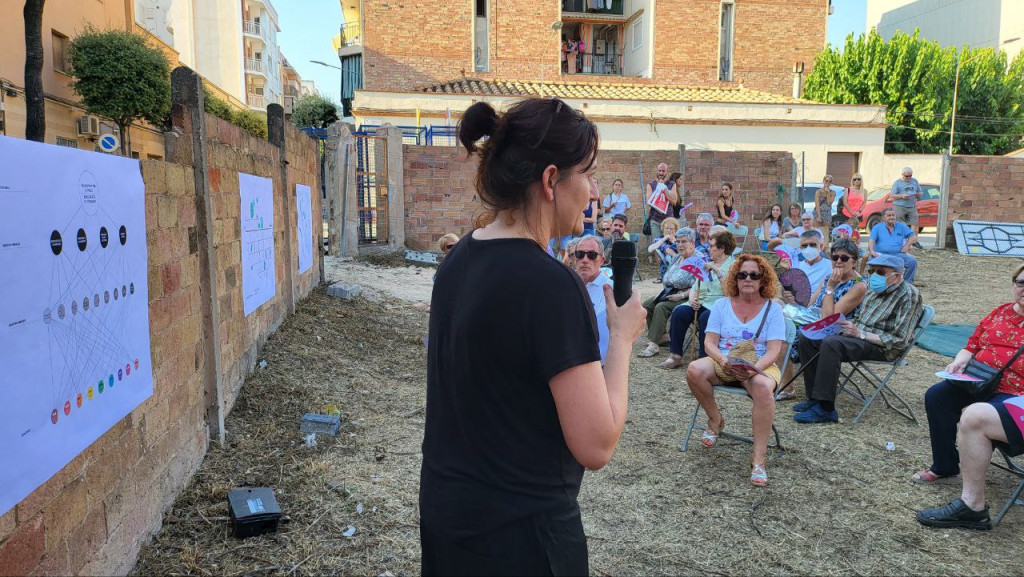 Explicació d'una de les arquitectes als assistents de la nova plaça