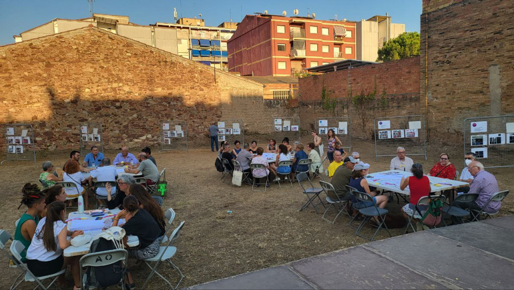 Taules plenes de veïns assistents al Taller participatiu