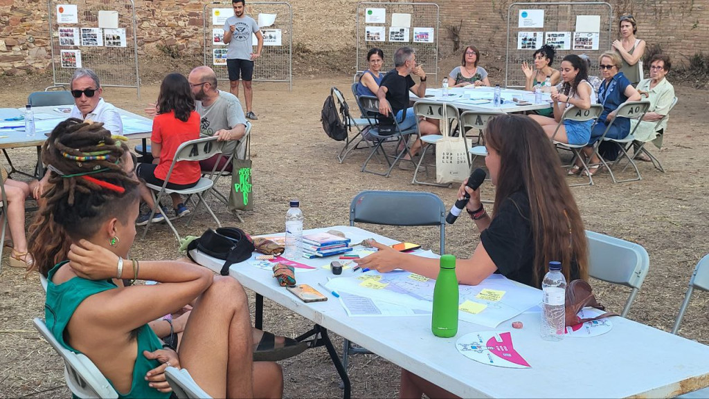 Joves en una taula del taller participatiu