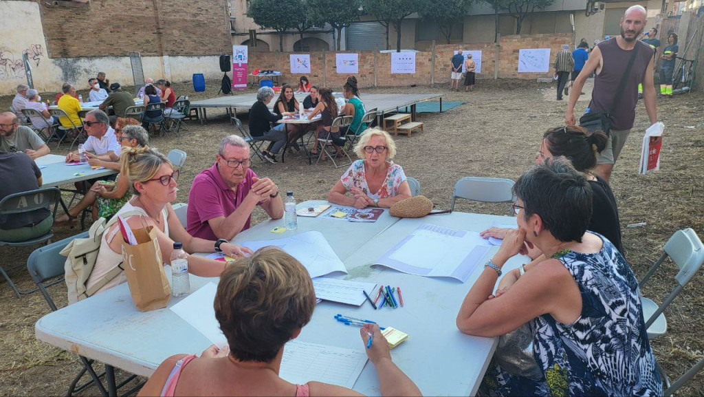 Taula amb veïns en el Taller participatiu