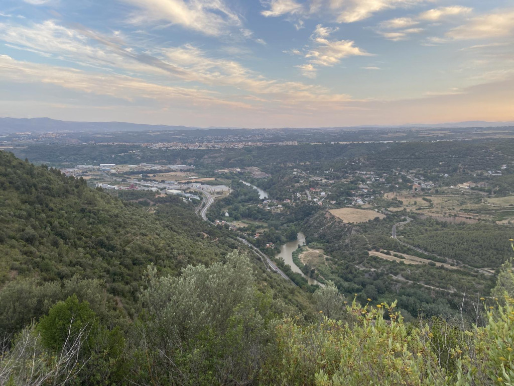 Vistes al riu Llobregat i la colònia Sedó