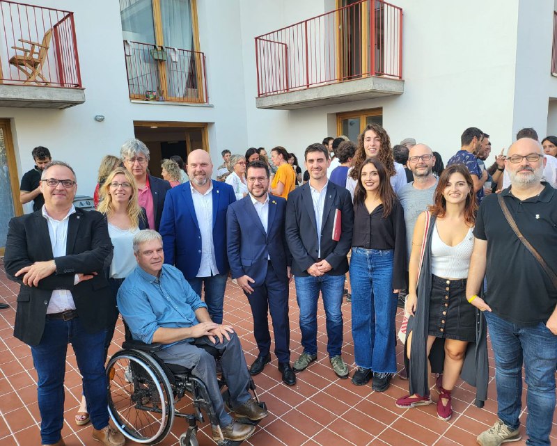 El president de la Generalitat, Pere Aragonès, amb l'equip de govern de l'Ajuntament d'Olesa de Montserrat.