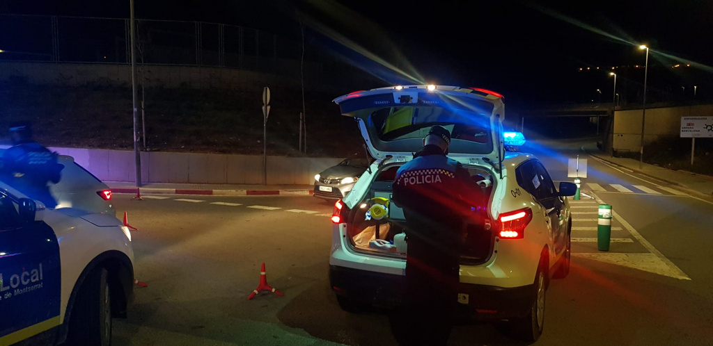 Campanya nocturna de la policia fent vigilancia d'alcohol i drogues