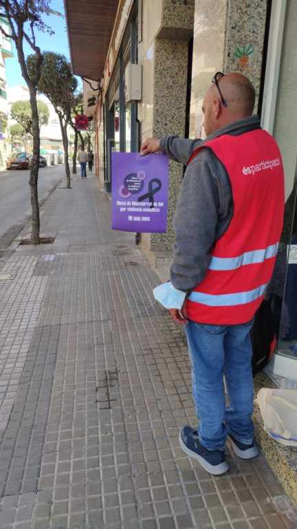 Agent Civic per col·locar el cartell als comerços