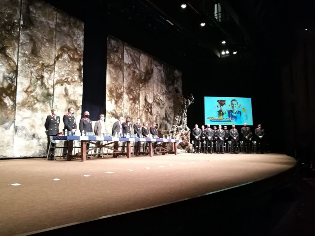 Lliurament felicitacions a l'escenari del Teatre de la Passió