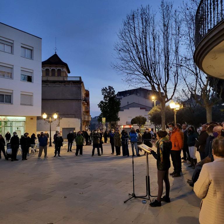 Concentració contra el feminicidi comès a Martorell davant l'Ajuntament