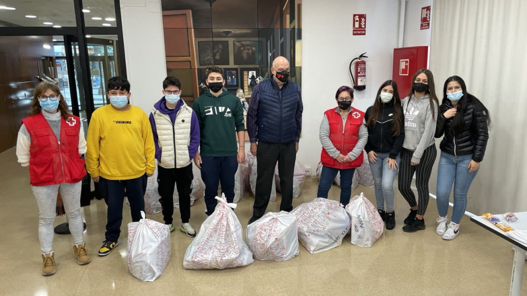 Lliurament a la Casa de cultura de joguines recollides amb col·laboració de la Creu Roja