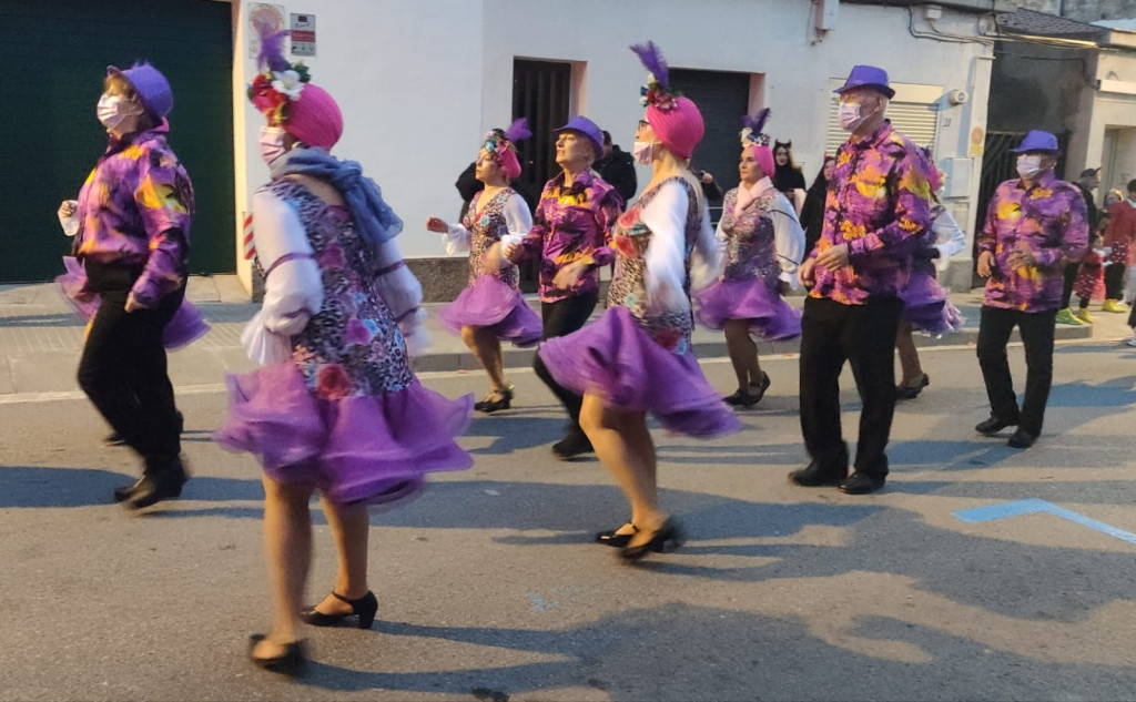 Comparsa disfressada de ballarins i ballarines de salsa