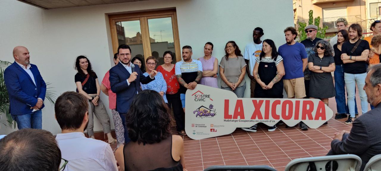 Inauguració de La Xicoira. El president de la Generalitat fa l'entrega simbòlica de claus a veïns i veïnes.