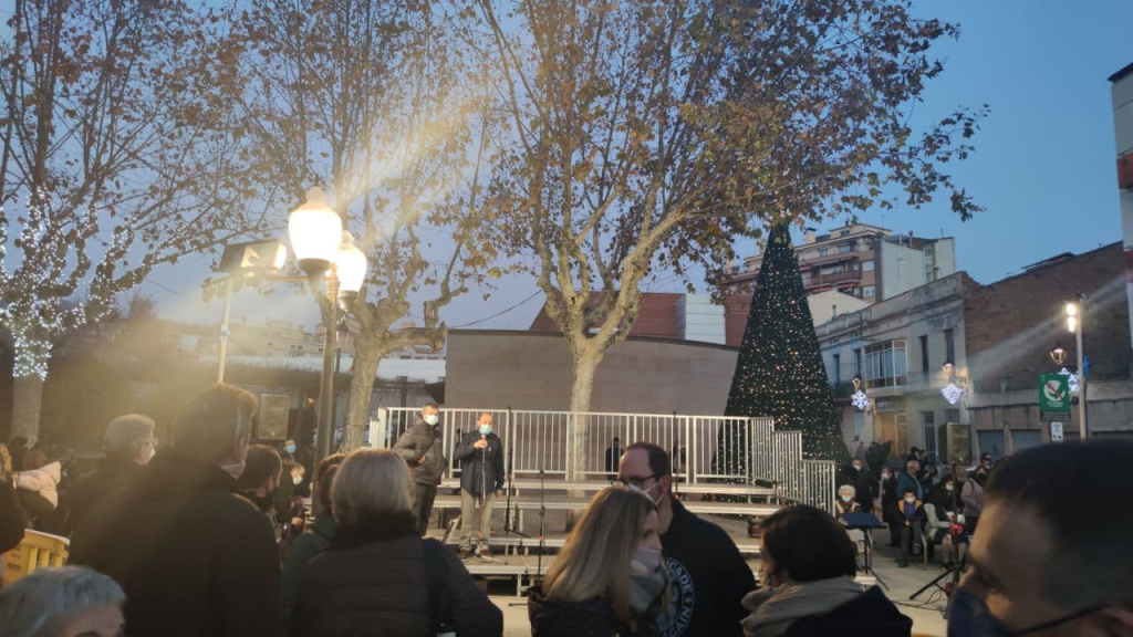 L'alcalde fent la presentació amb el president de l'associació de pessebristes d'Olesa