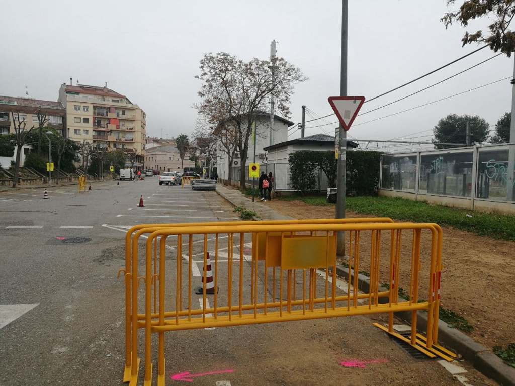 Plaça Doctor Fleming amb unes valles per delimitar les obres