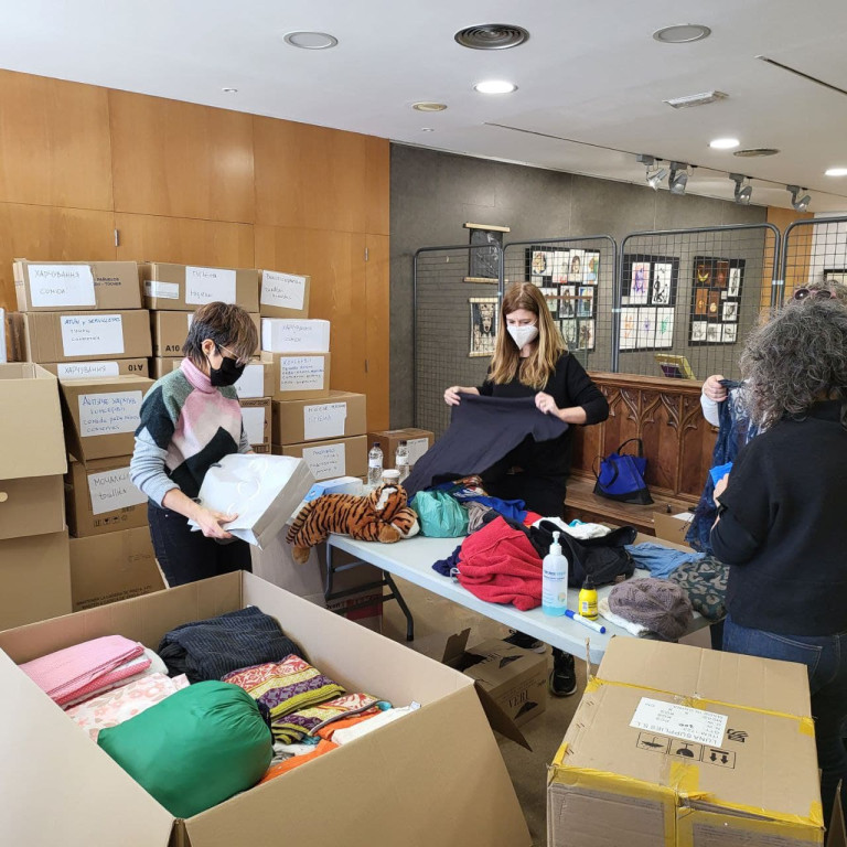 Voluntaries a la Casa de Cultura fent caixes amb el material recollit