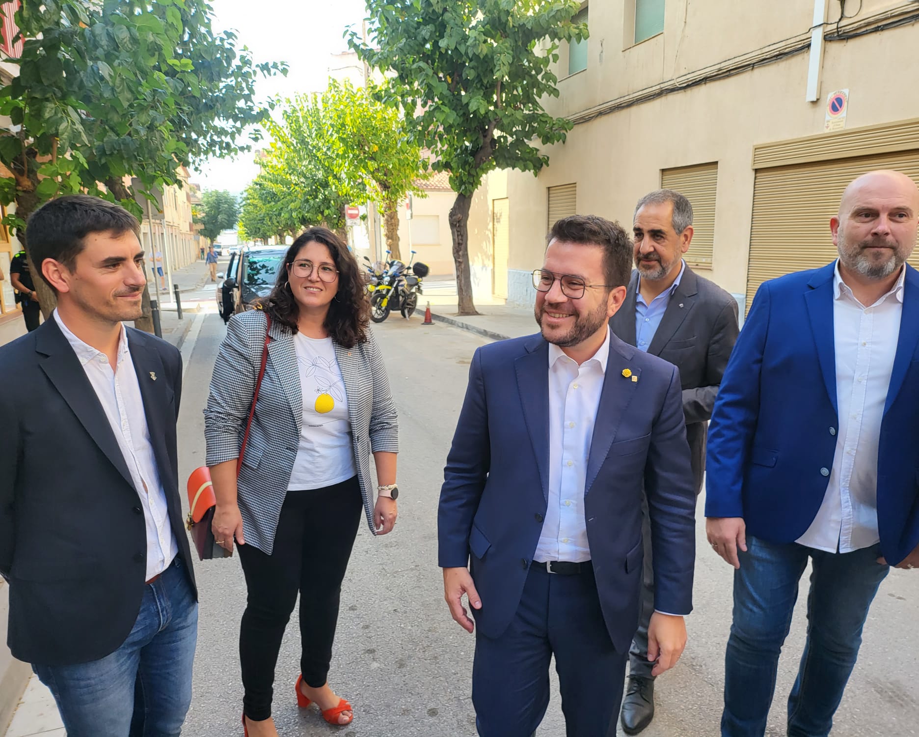 Inauguració de La Xicoira. El president de la Generalitat arriba a Olesa. Rebuda per part de l'alcalde i el regidor d'Habitatge.