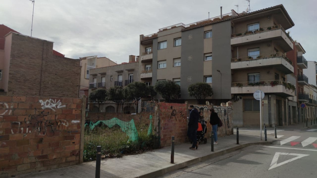 Vista exterior del solar entre el carrer metge carrera i dels arbres