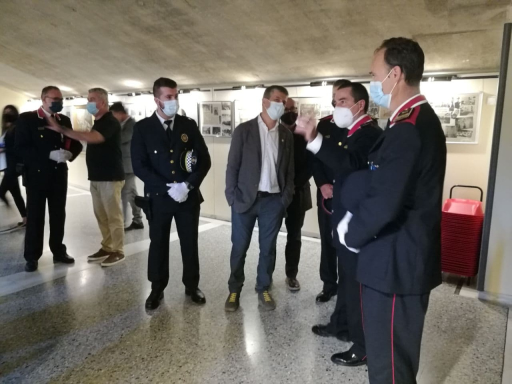 Visita d'autoritats responsables a l'exposició de recreació històrica de Mossos