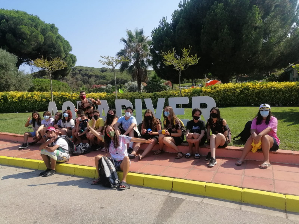 Participant de l'Estiu Jove asseguts davant el rètol de Aquadiver