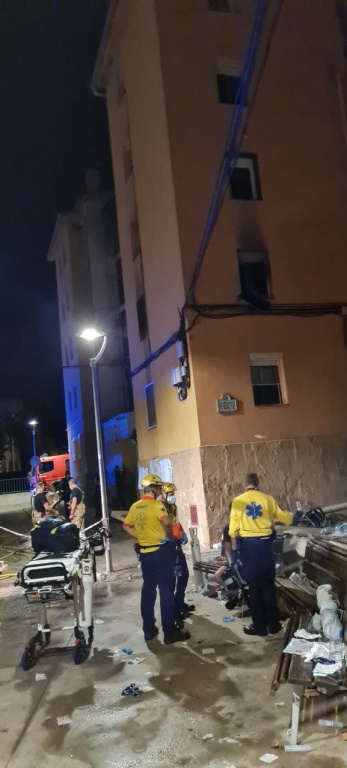 3 persones del Servei d'emergències mèdiques atenent a un ferit al carrer