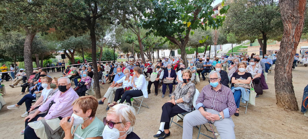 Unes 300 persones assegudes per celebrar el Dia Internacional de la Gent Gran