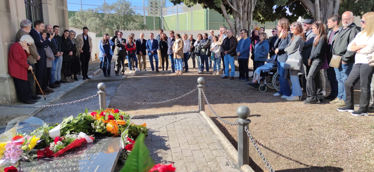 Ofrena floral al Cementiri Vell d'Abrera. Diada de Tots Sants 2023.