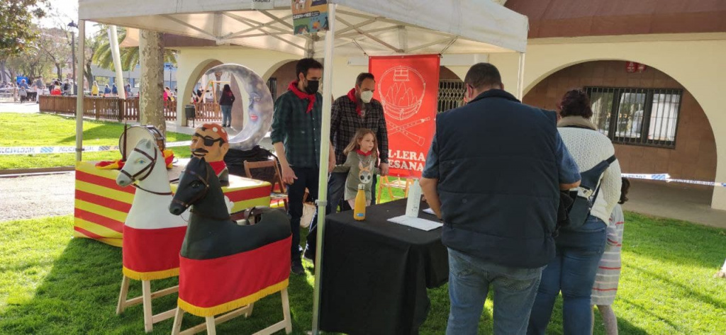 Parada amb un capgròs i dos cavalls de fusta