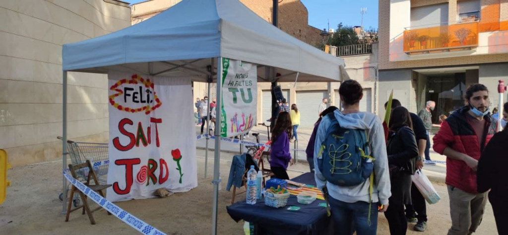 Parada amb un cartell de Feliç Sant Jordi i només hi faltes tu.