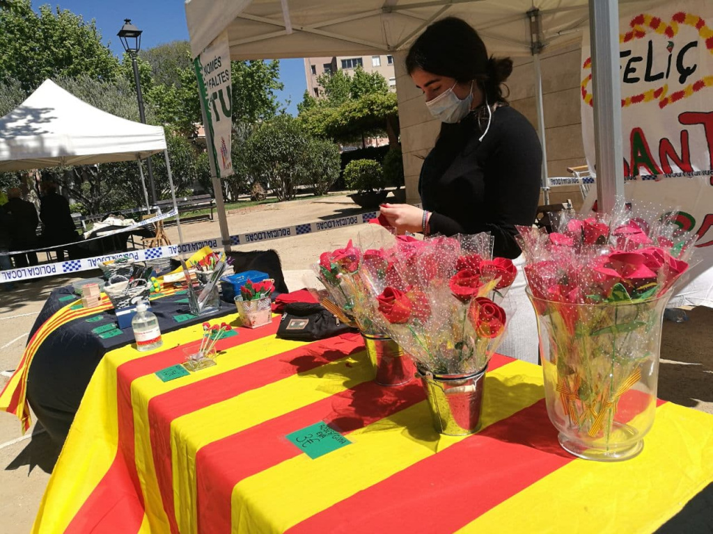 Noia en una parada de roses