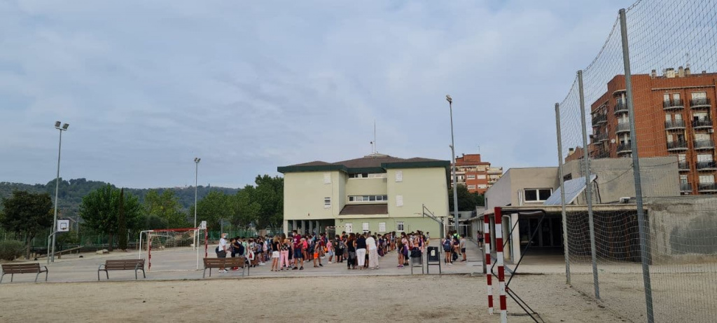 Pati de l'escola Ferrà i Esteva amb alumnes i professors el primer dia