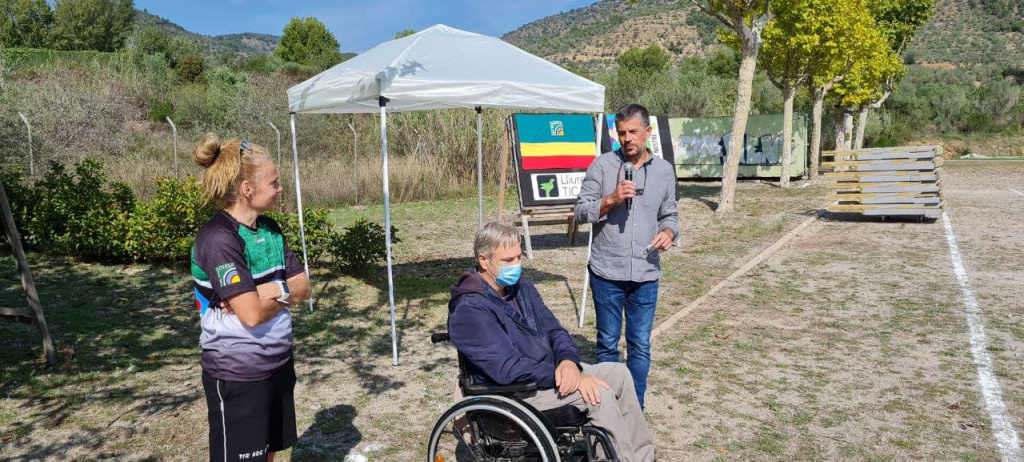 L'Alcalde Miquel Riera dient unes paraules al Camp de Tir amb el Regidor d'Esports i la Presidenta del Tir amb Arc