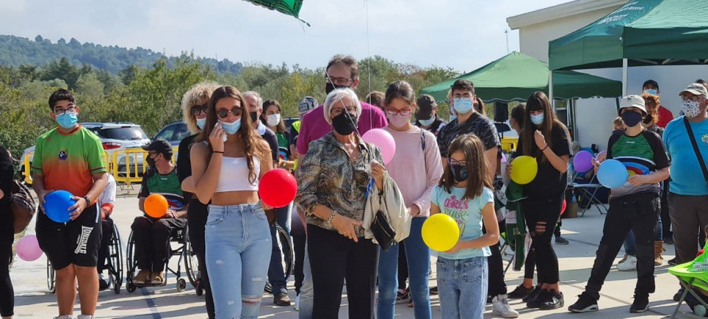 Familiars amb globus de colors a les mans