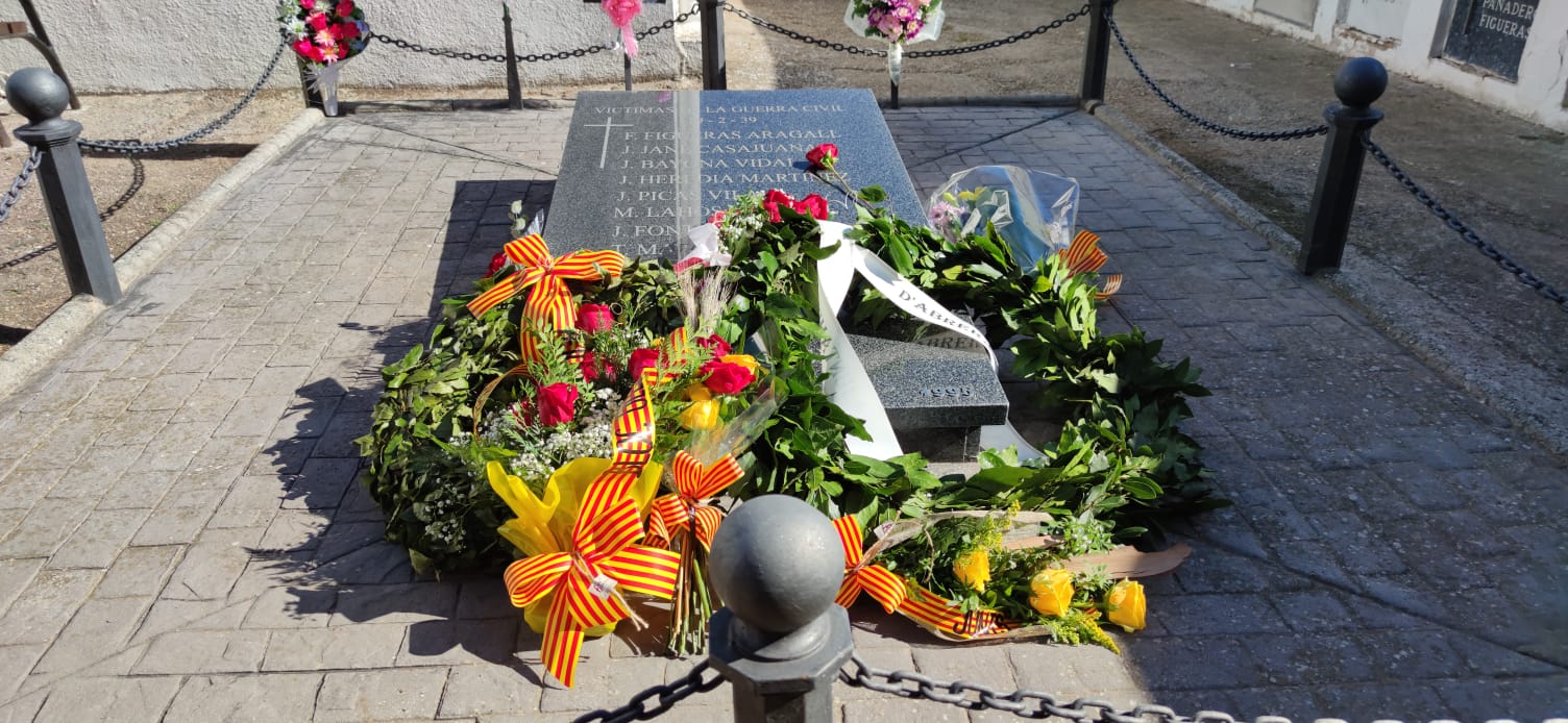 Ofrena floral al Cementiri Vell d'Abrera. Diada de Tots Sants 2023.