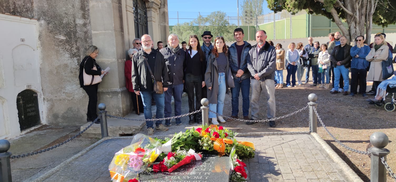 Ofrena floral al Cementiri Vell d'Abrera. Diada de Tots Sants 2023.