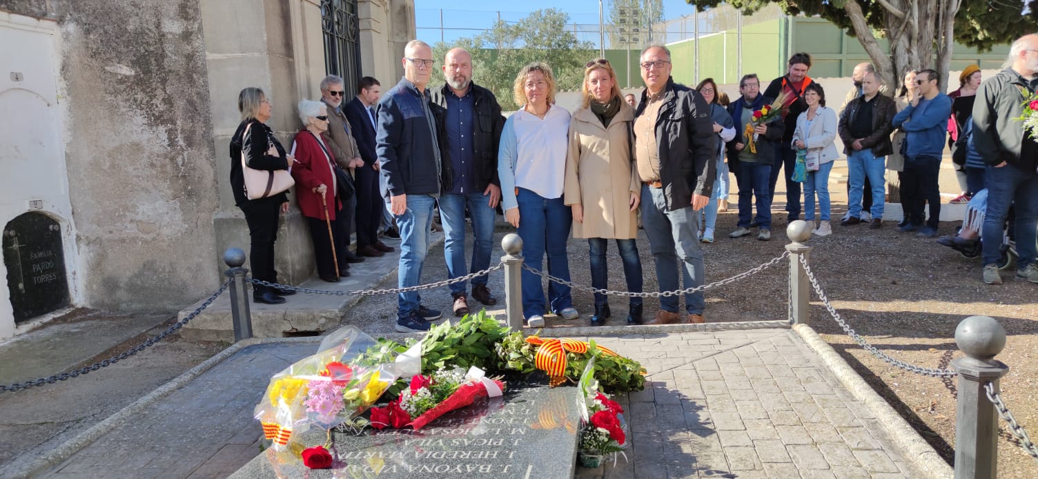 Ofrena floral al Cementiri Vell d'Abrera. Diada de Tots Sants 2023.