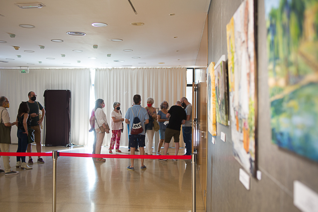 Grup de persones a punt d'entrar a la Sala de l'Auditori