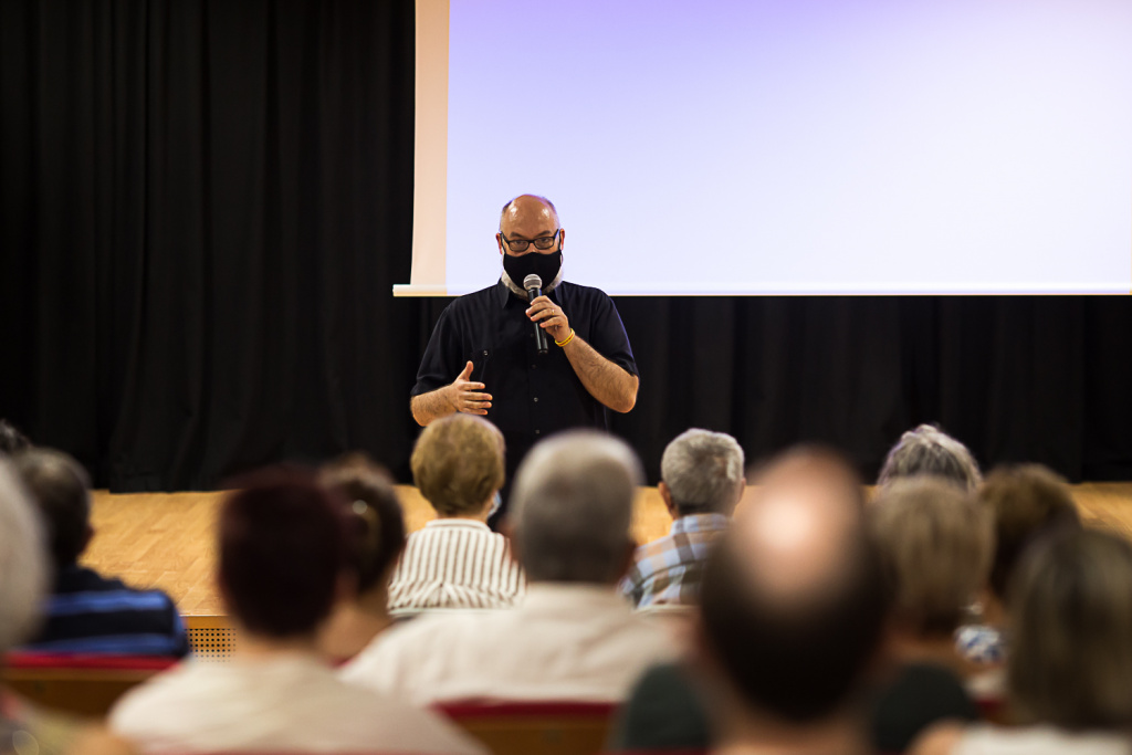 Xavier Rota presentant el documental als assistents