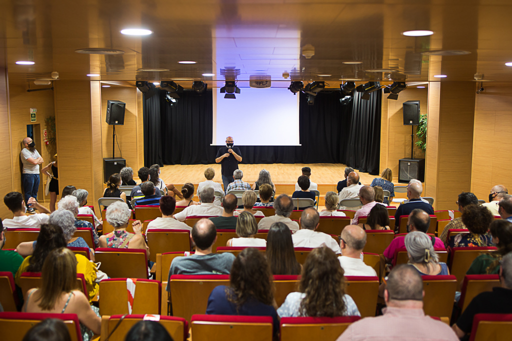 Xavier Rota fent la presentació del visionat del documental