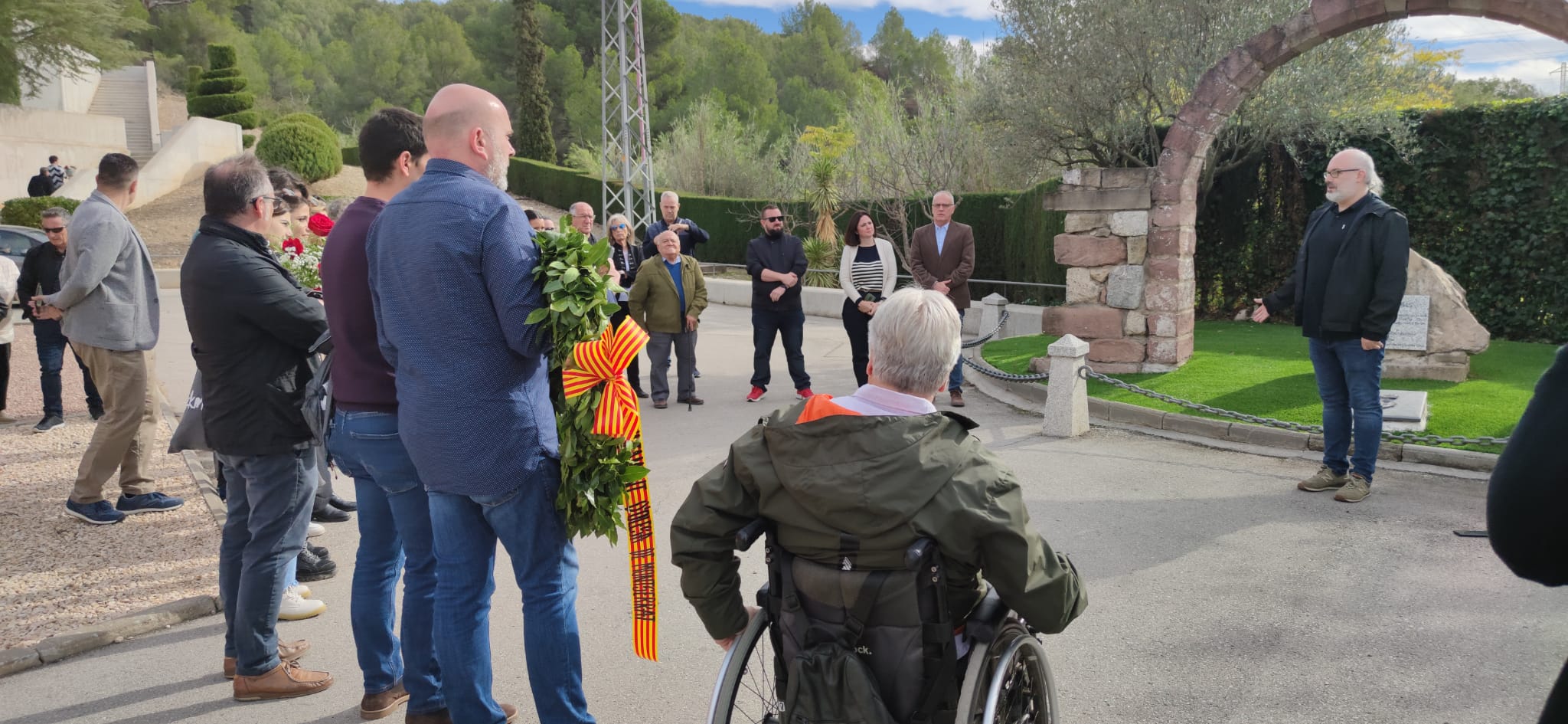 Ofrena floral al cementiri de Can Singla. Diada de Tots Sants 2023.