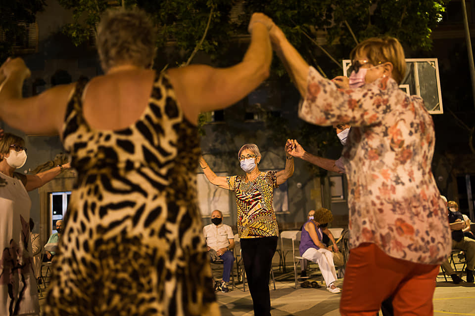 Dones ballant sardanes amb la Cobla Vila d'Olesa