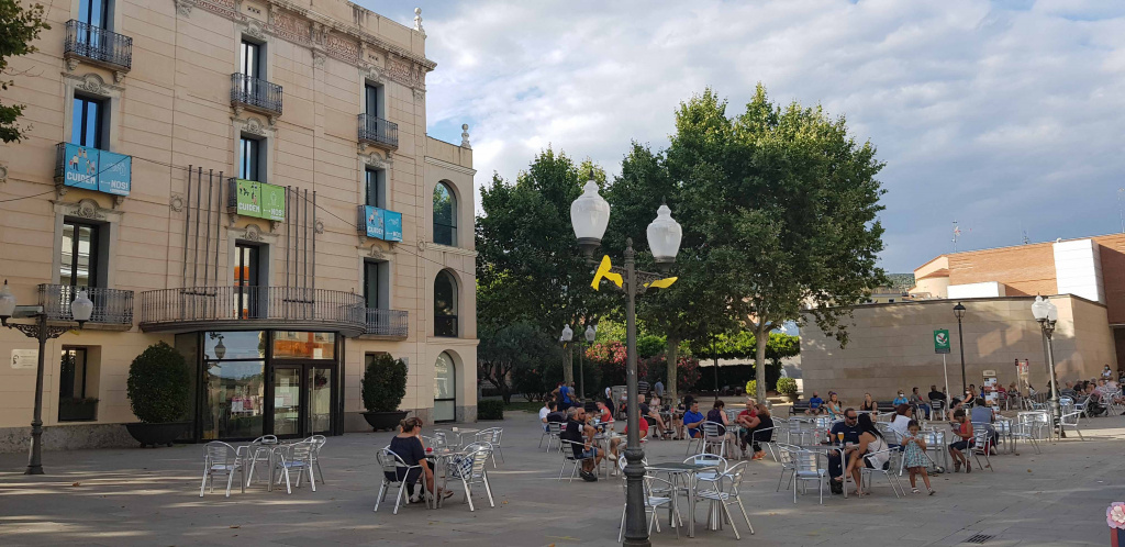 Entrada de l'Ajuntament amb les terrasses amb taules i cadires