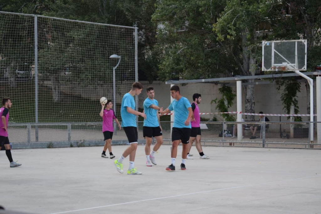 Jugadors al camp de futbol d'estiu