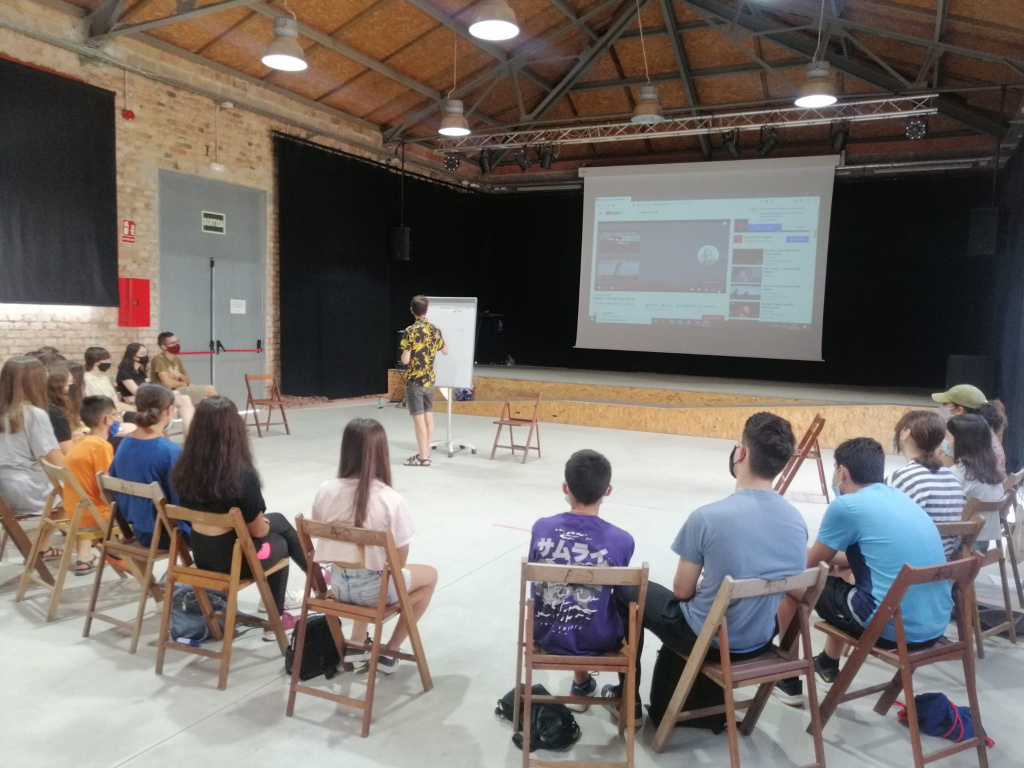 Participants a l'Estiu Jove a l'Escorxador amb una exposició 