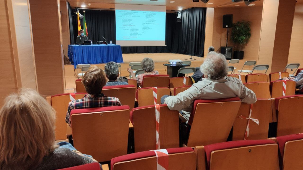 veïns i veïnes del barri del Poble sec a l'Auditori de la Casa de cultura