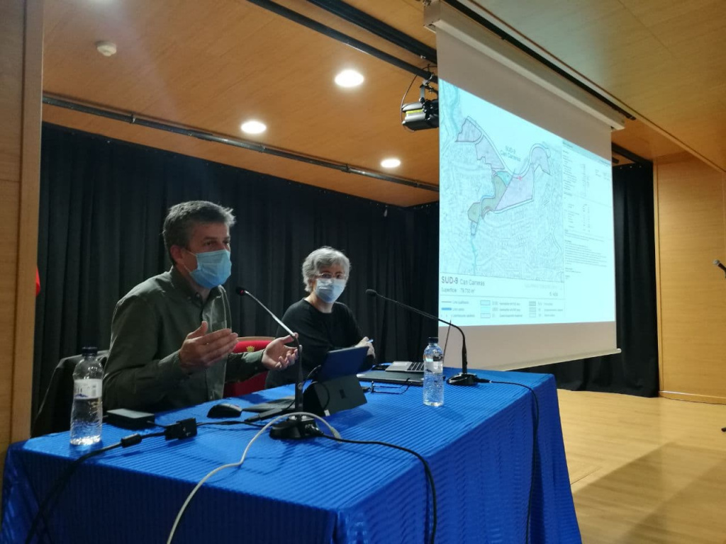 L'alcalde Miquel Riera explicant el nou Pla d'ordenació urbanística