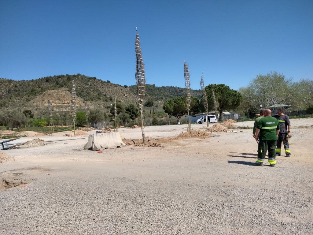 operaris de fent actuacions al parquing de la pista d'atletisme de les Planes