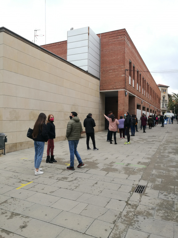 Cua de votacions a la Casa de Cultura