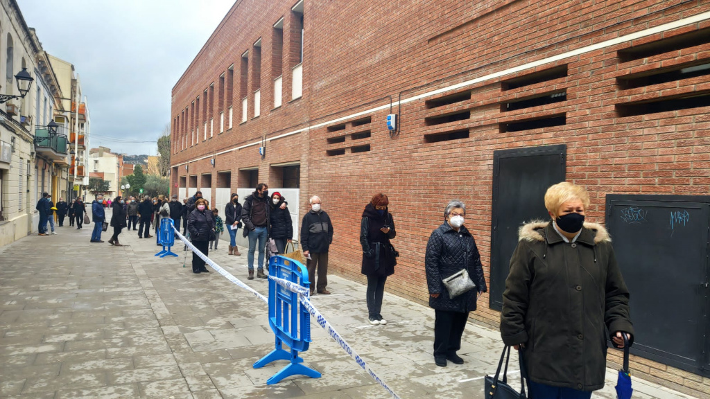 Cua de votacions a la Casa de Cultura