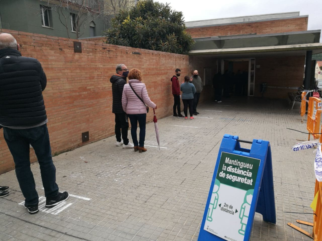 Cua de votants a l'Escola Montserrat