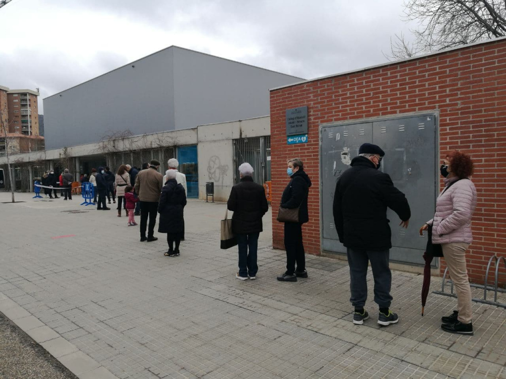 Cua de votants a l'Escola Montserrat